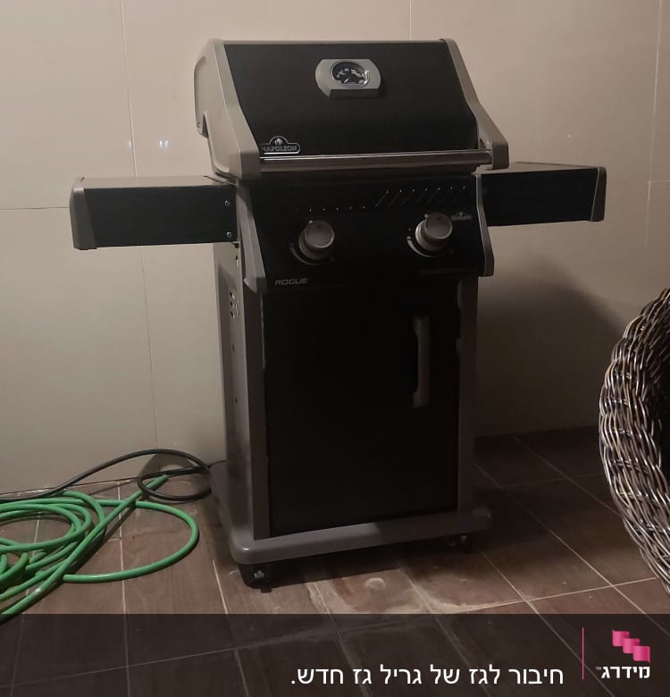 גריל גז שחור עם מד חום ומדפים צדדיים